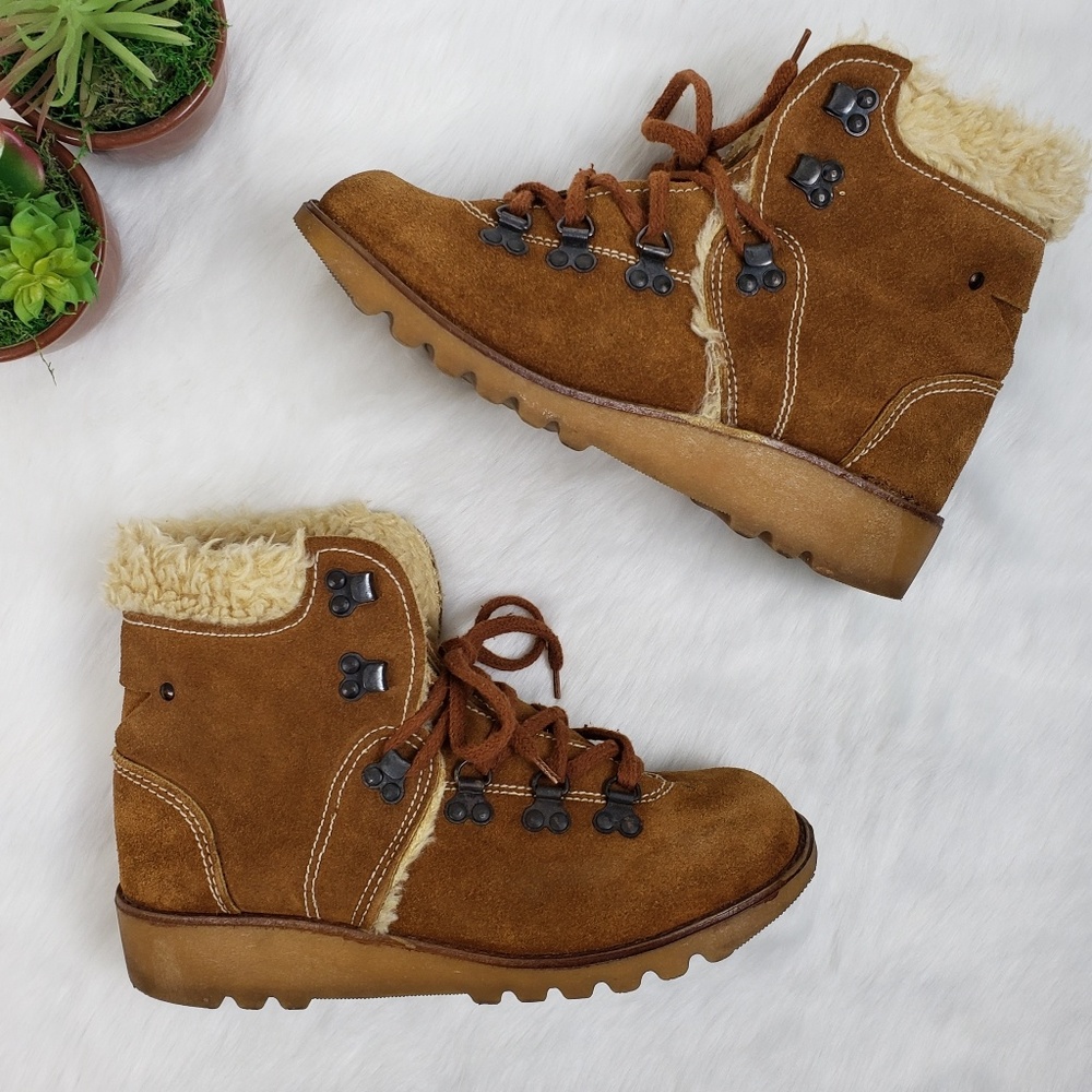 Trackers moccasin fur lined lace up booties sz 8